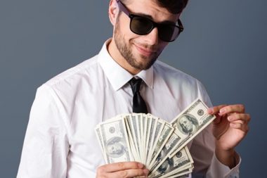 Bild Mann mit Sonnenbrille Geld in Hand
